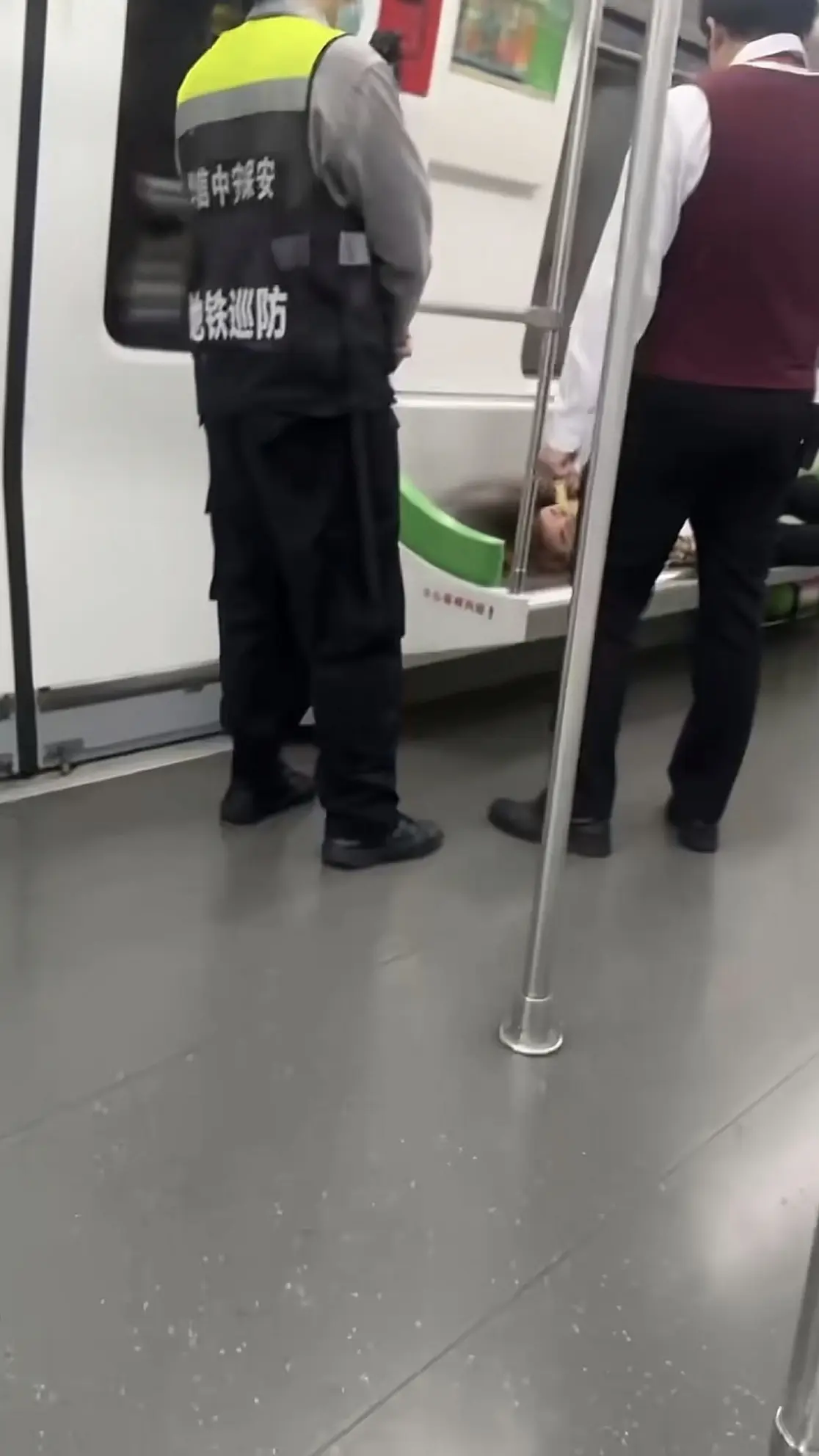 《南宁地铁黄毛飞机哥》完整视频_地铁车厢内惊现奇葩行为_全网热议事件最新进展_高清画质在线播放