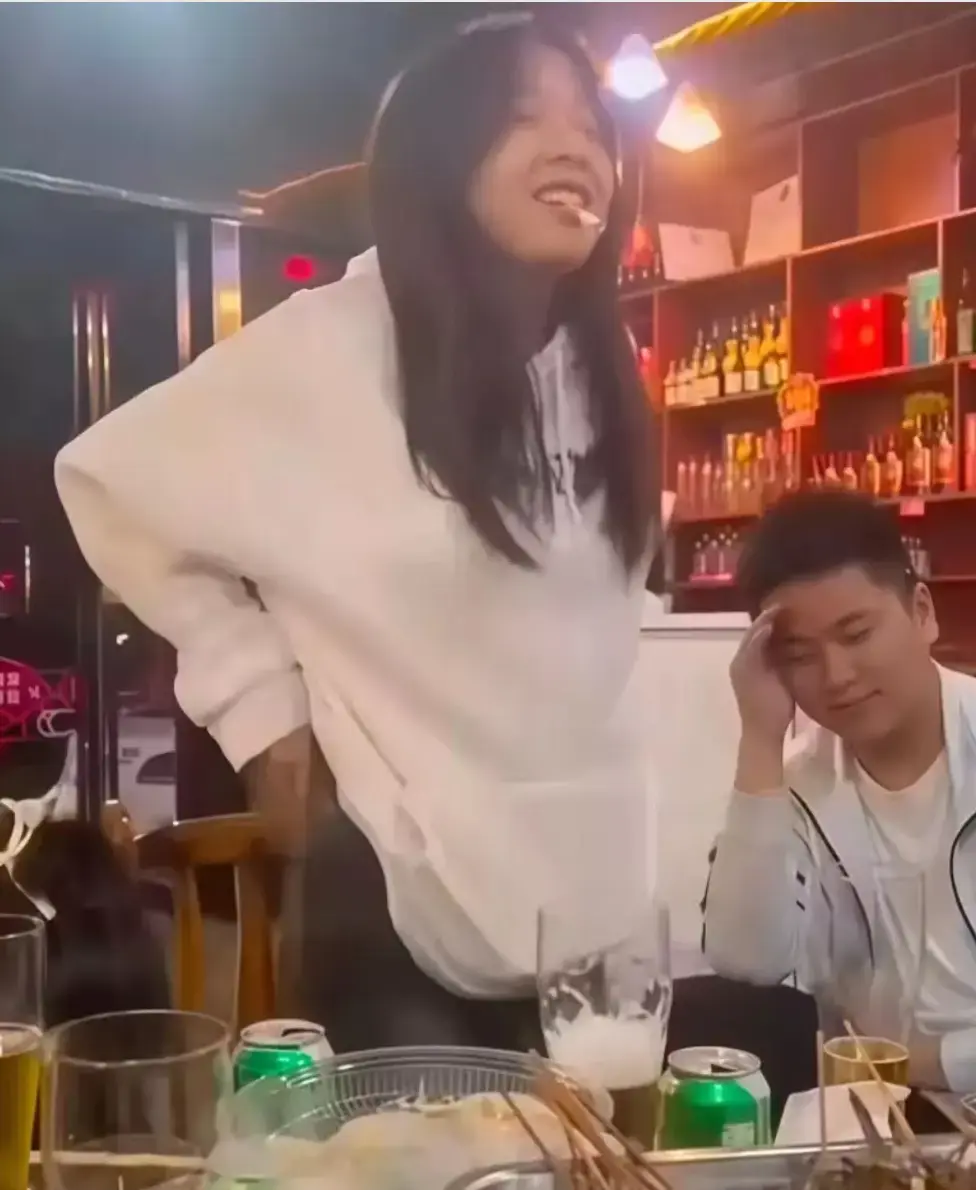 《贵州凯里女孩喝酒事件》全过程视频流出-酒过三巡脱衣助兴现场实录-1080P高清版无广告在线观看