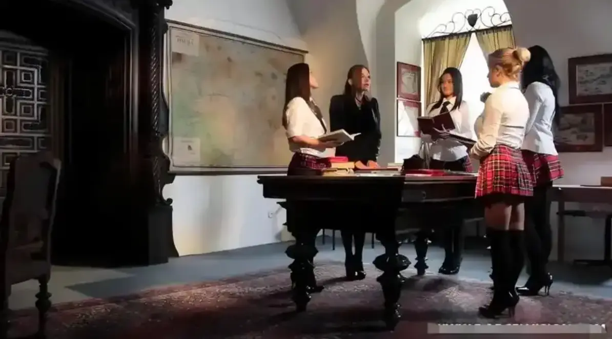 《俄罗斯美女学院》网盘资源下载-俄罗斯校园恋爱题材电影-美女学院仪容仪表课程-高清完整版在线播放
